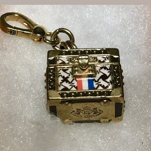 MAKEUP TRAIN CHARM